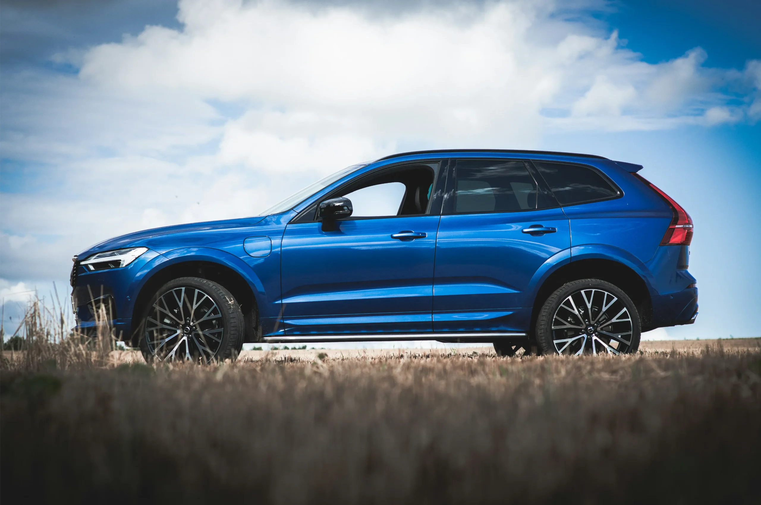 A blue Volvo XC60 from the side.